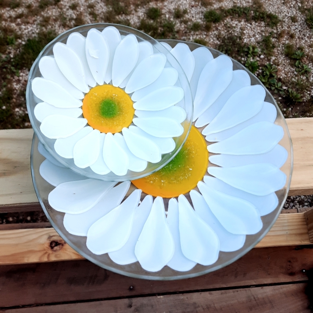 ~{Unbranded}~ Gorgeous textured glass daisy salad plates.